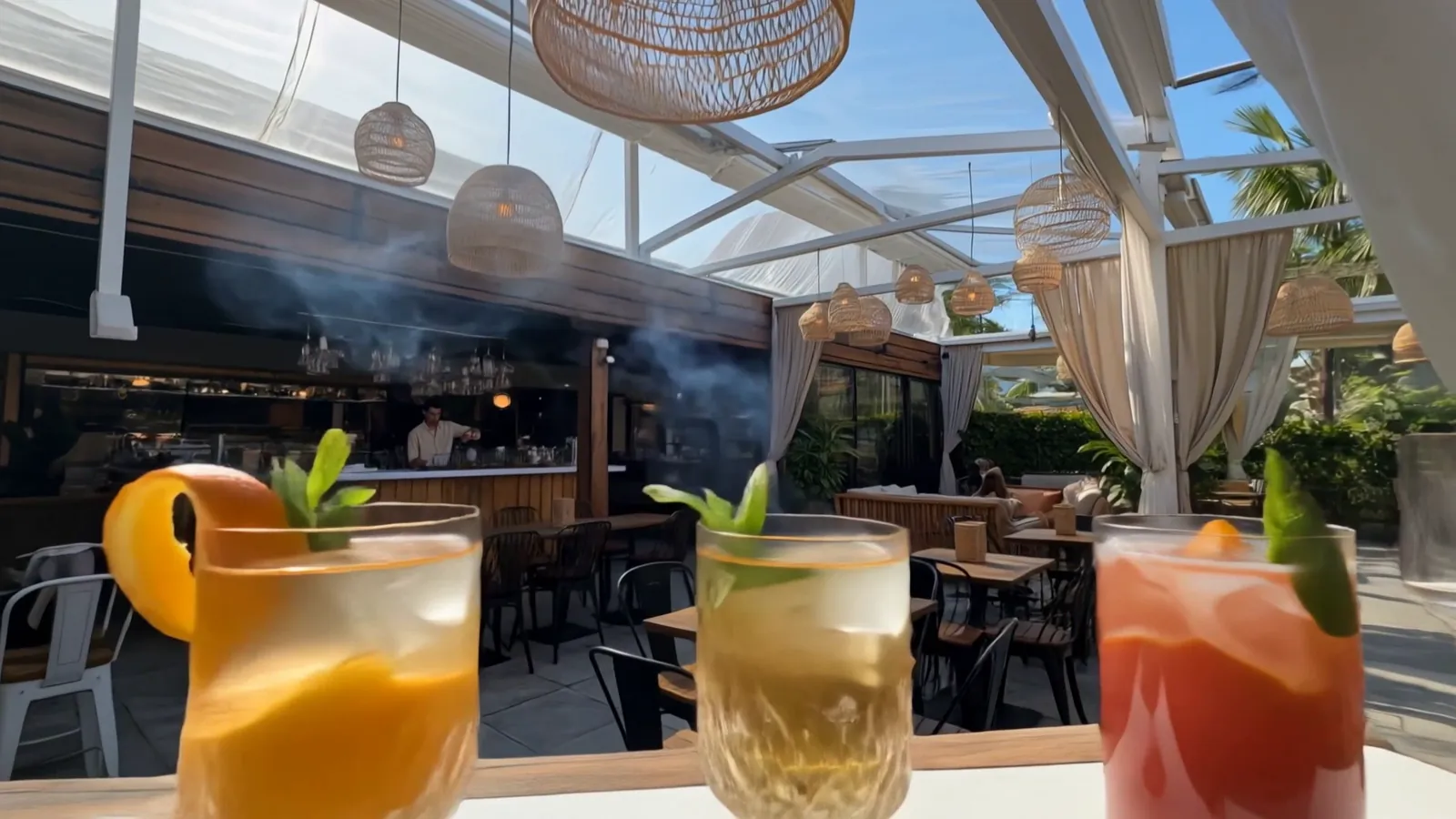 Cócteles tropicales en la barra